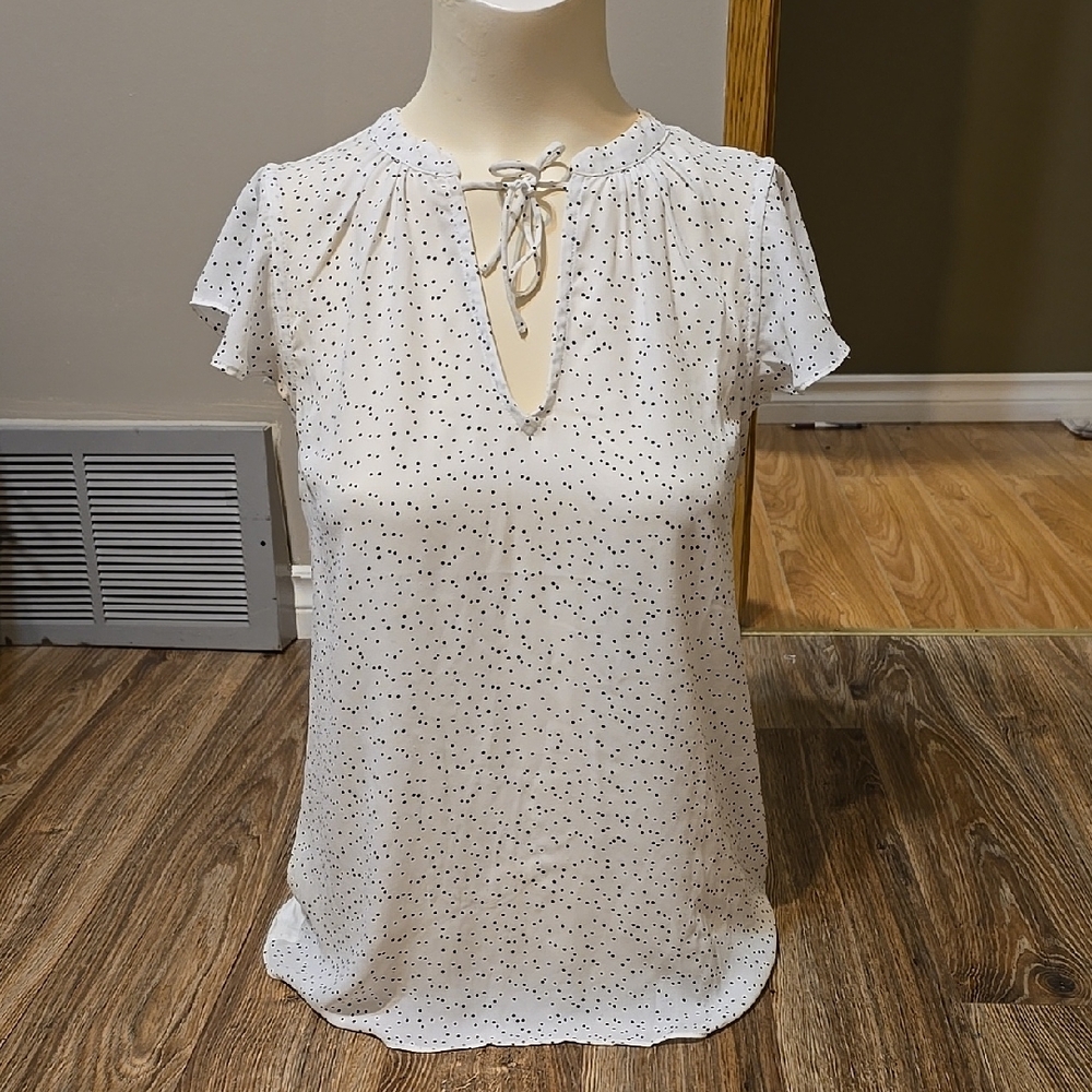 π£ White Polka Dot Blouse